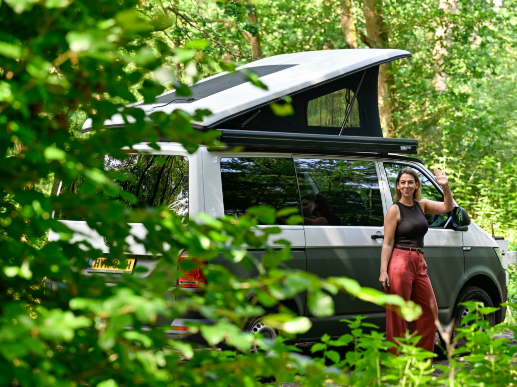 Michelle bij haar camper in de natuur